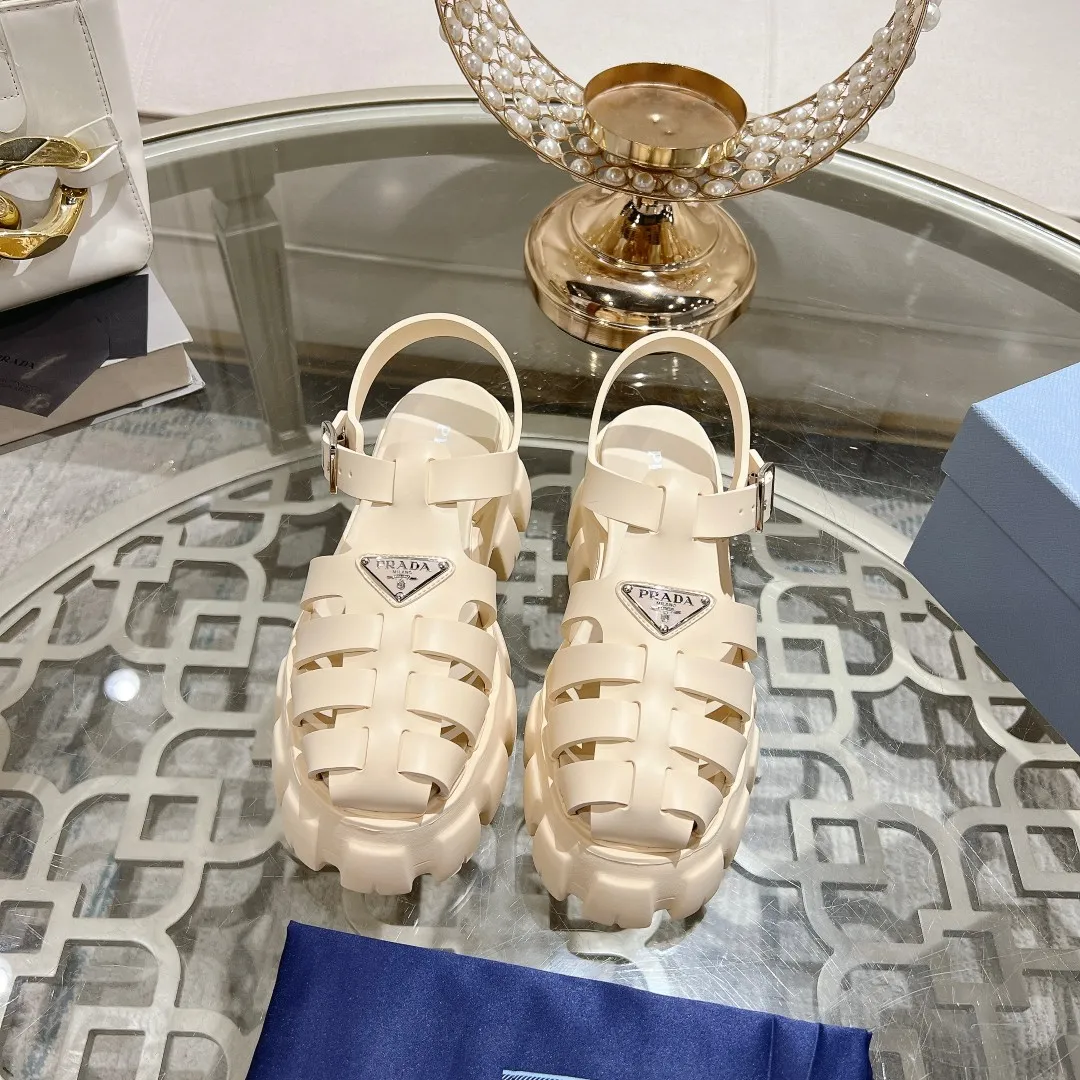 👟👟Ex-factory price 440👟👟 Prada's new spring and summer sawtooth Roman thick-soled rubber sandals, retro, fashionable and avant-garde gear teeth 55mm, thick-soled soles with rubber uppers, making the whole pair of shoes light and comfortable, bright colors, satisfying a variety of choices for fashionable people with different styles! The iconic metal triangle logo is paired with the shape of ancient beach sandals. Every design element is fashionable! Code number 35-40
